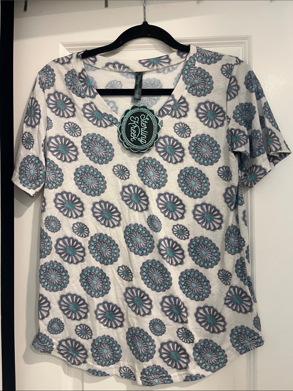 Sterling Creek White V-Neck Floral Medallion Short Sleeve Tee